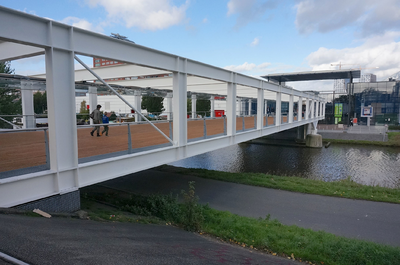 821454 Gezicht op de voetgangersbrug over het Merwedekanaal te Utrecht tussen de parkeergarage aan de Kanaalweg en de ...